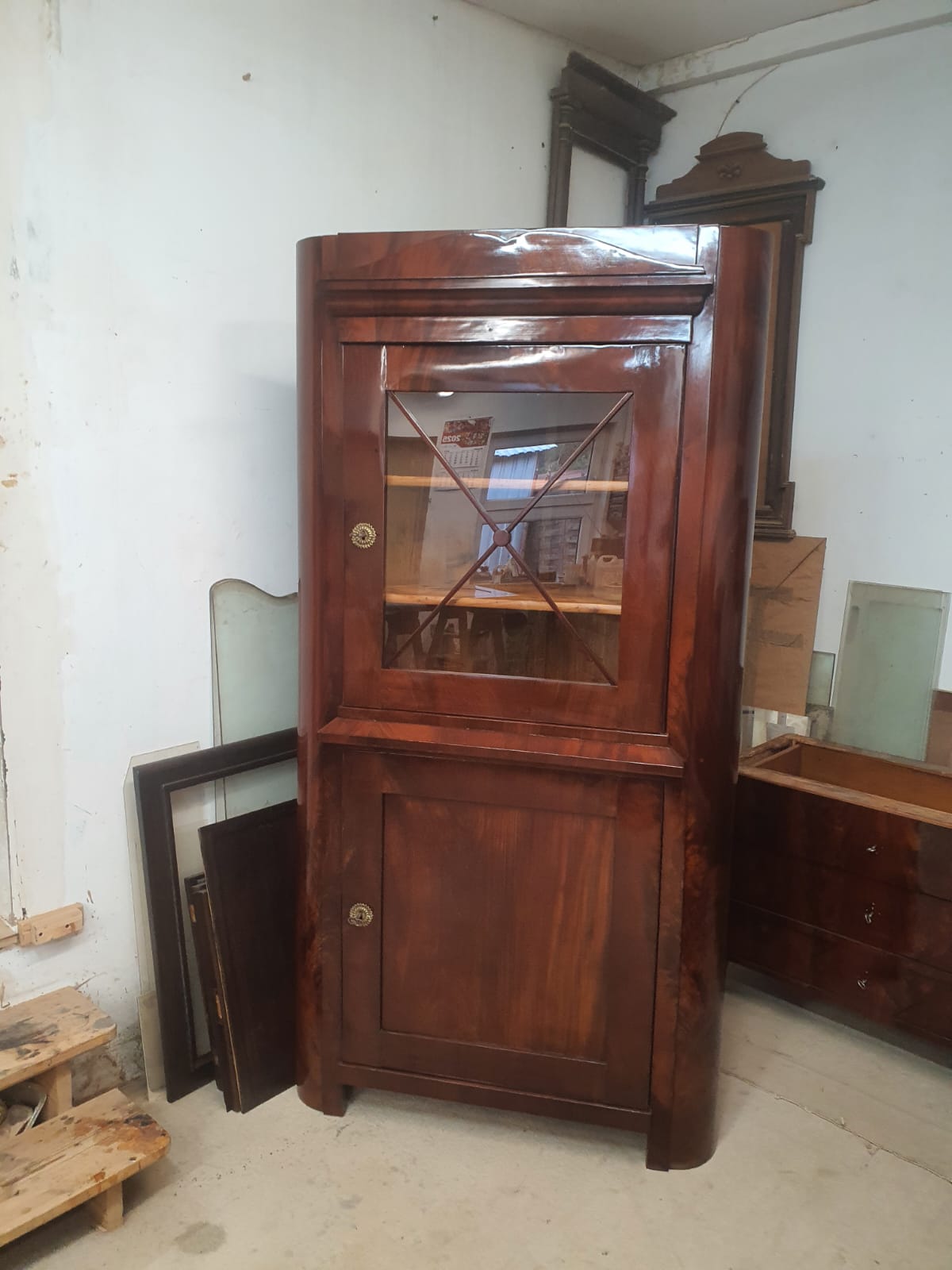 Biedermeier Eckvitrine in Mahagoni um 1830