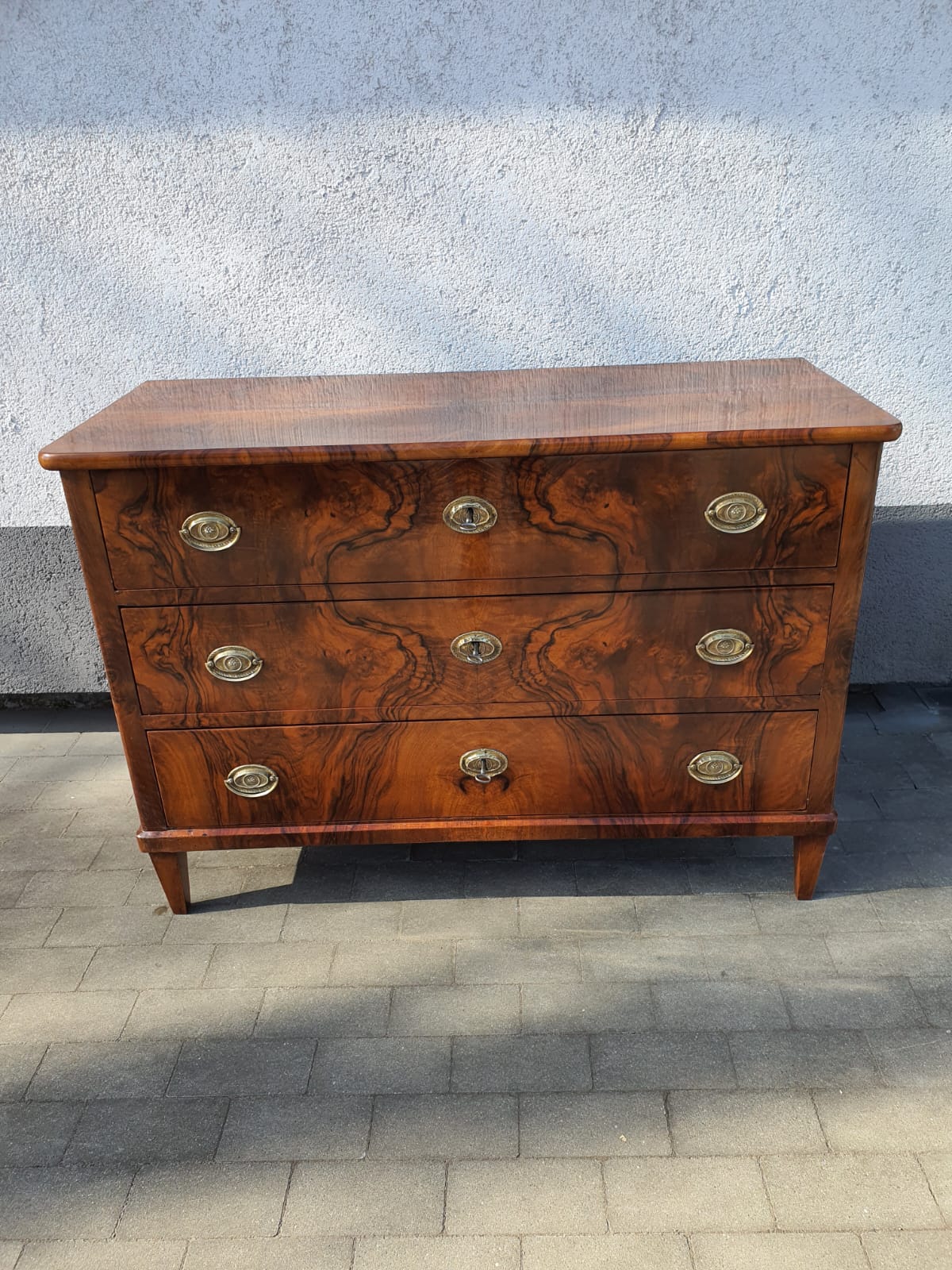 Biedermeierkommode in Nussbaum um 1830