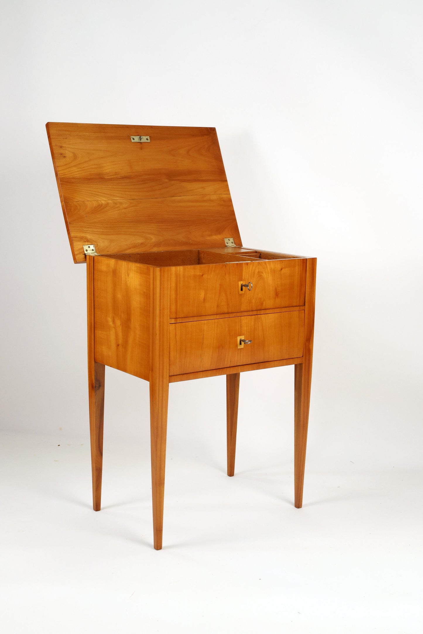 Beistelltisch Biedermeier in Kirschbaum um 1830