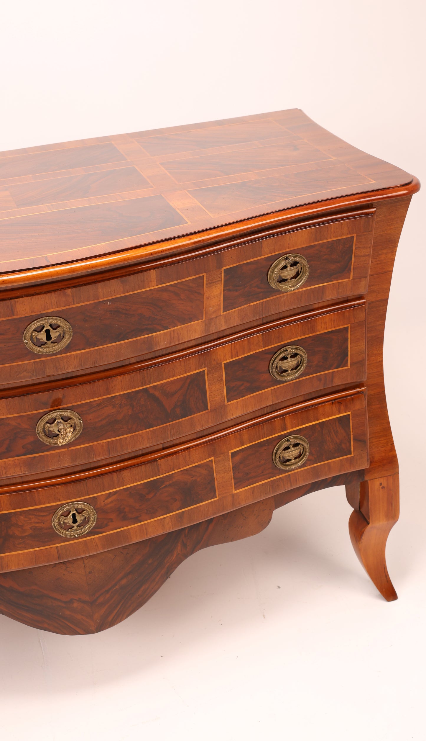 Seltene Louis Seizekommode in Nussbaum intarsiert um 1790