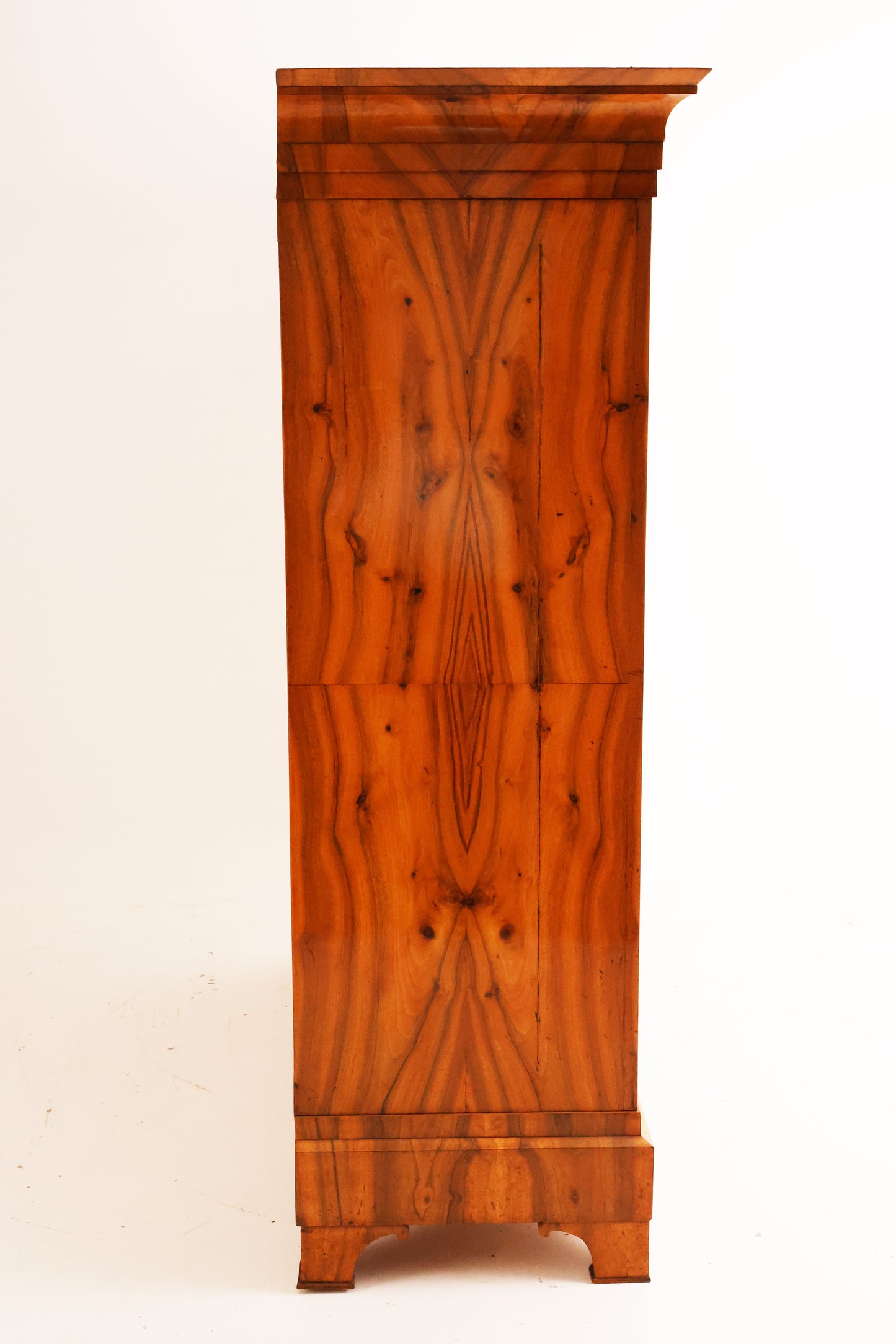 Biedermeier Dielenschrank in Nussbaum um 1820