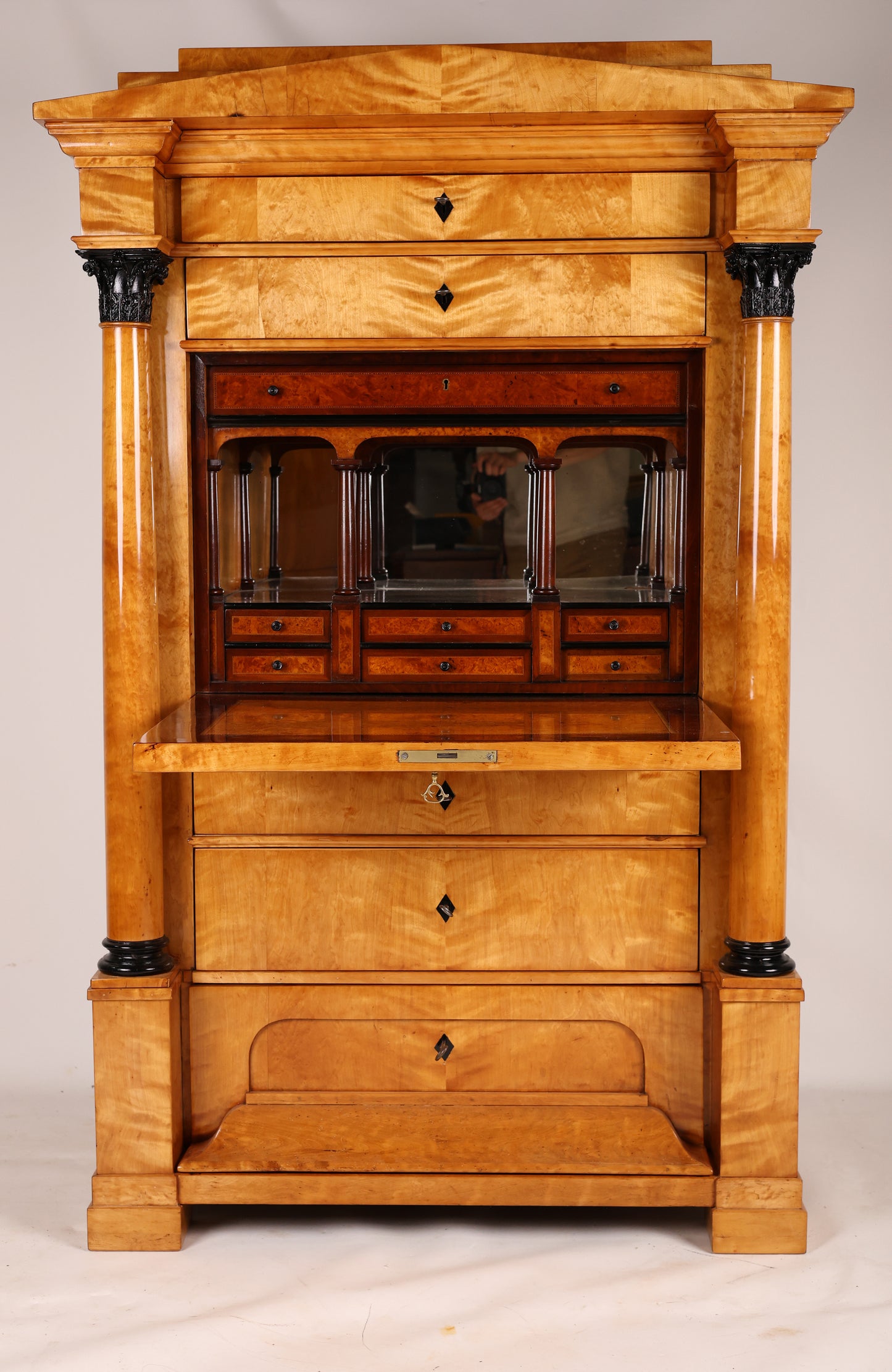 Biedermeier Sekretär mit Vollsäulen in Birke um 1820