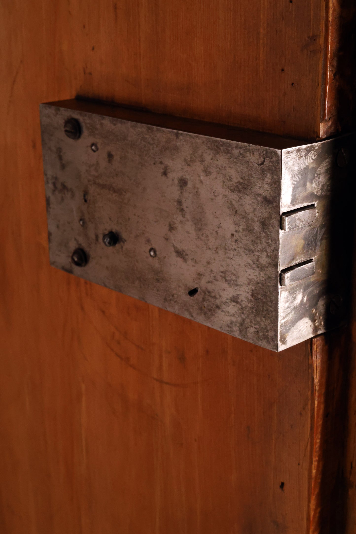 Barocker Dielenschrank in Nussbaum um 1770