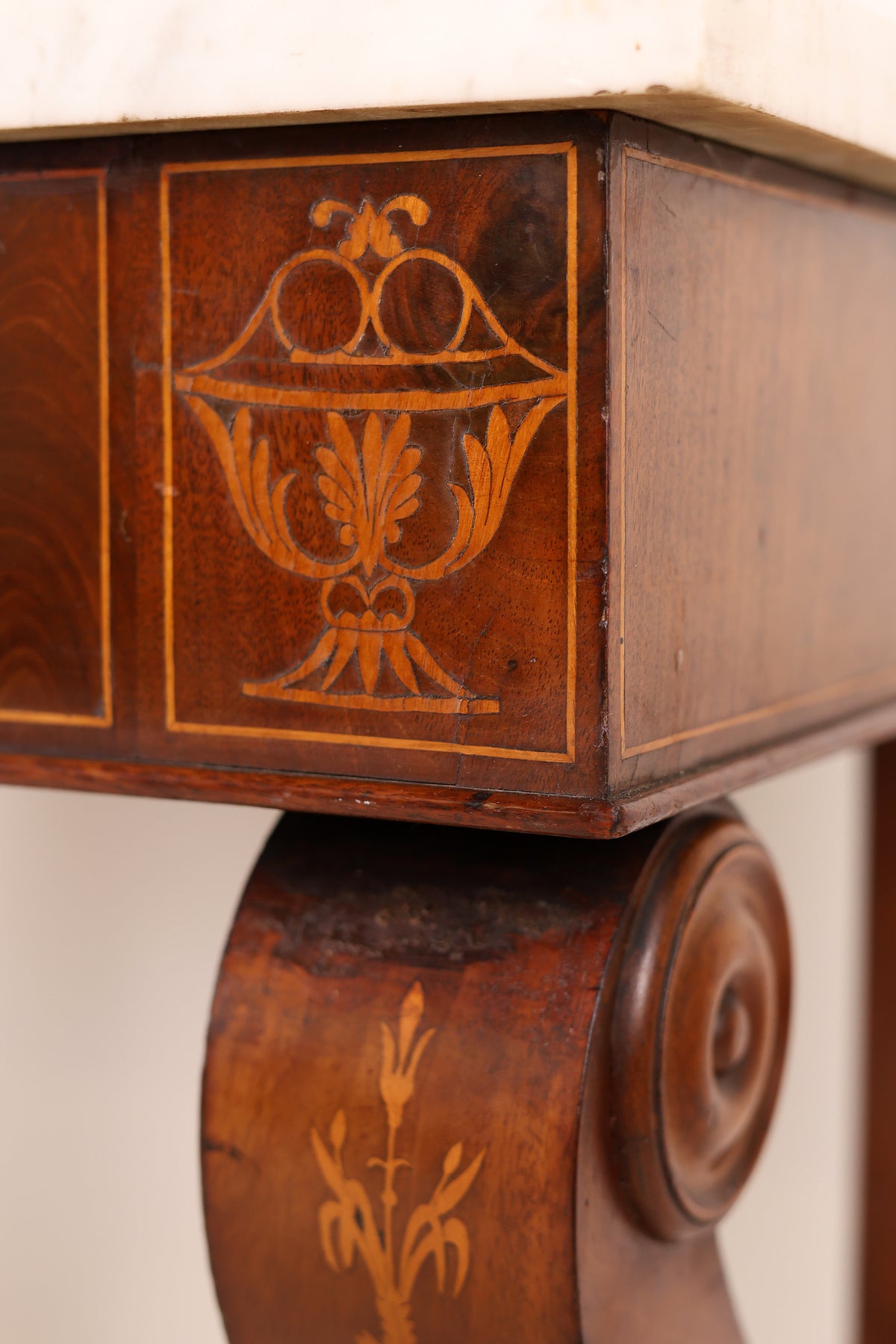 Biedermeier Konsole intarsiert in Mahagoni um 1830