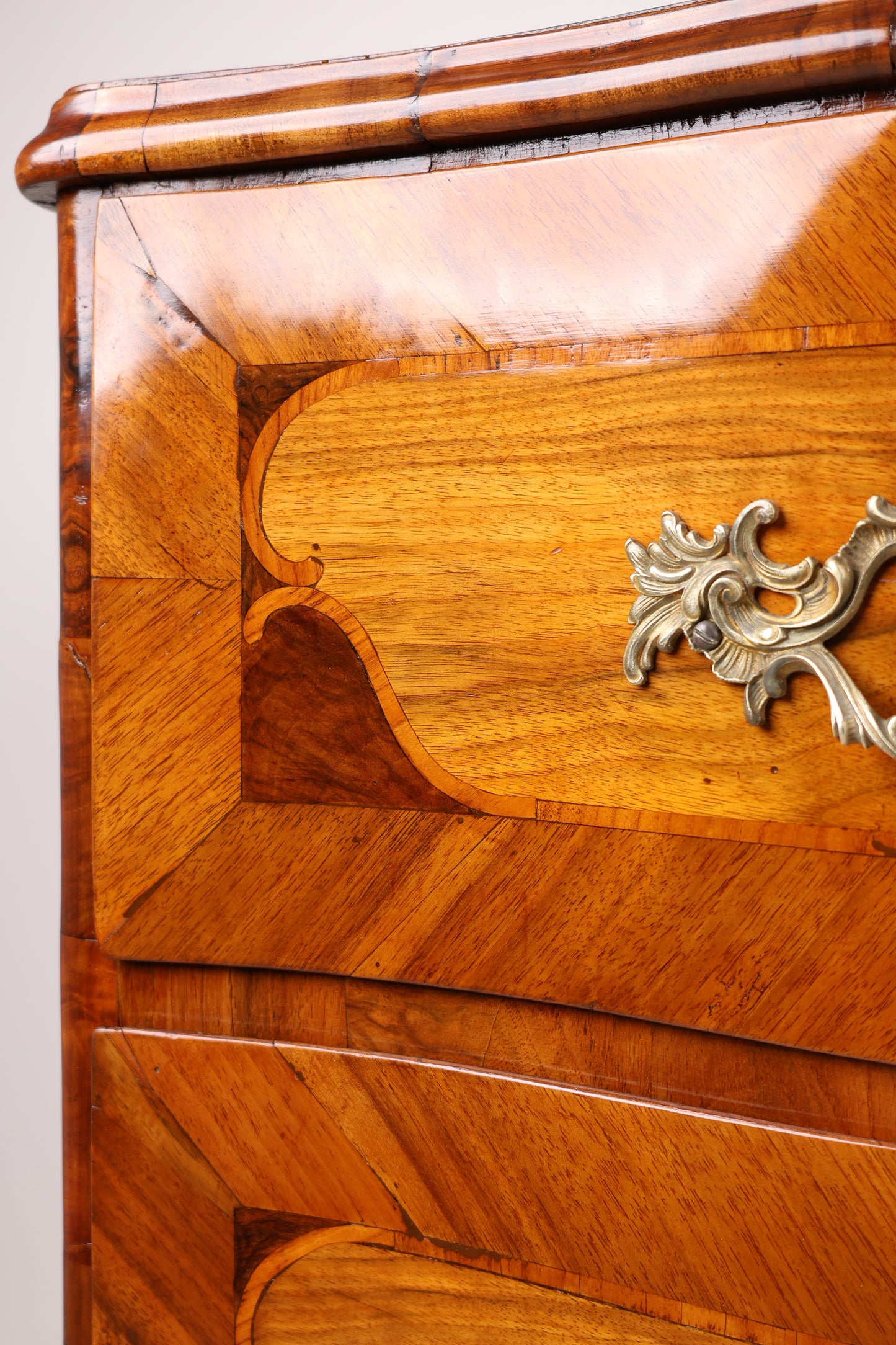 Barockkommode in Nussbaum Ende des 18 . Jh