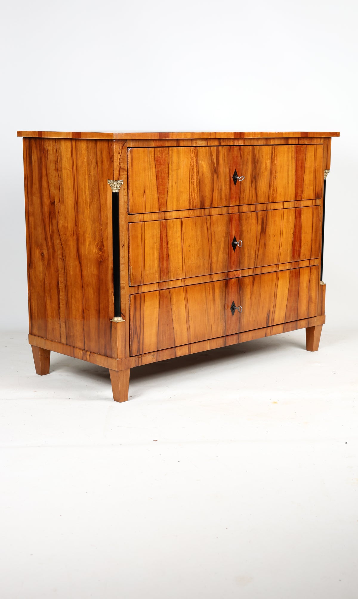 Seltene Biedermeierkommode in Apfel furniert mit Halbsäulen um 1820