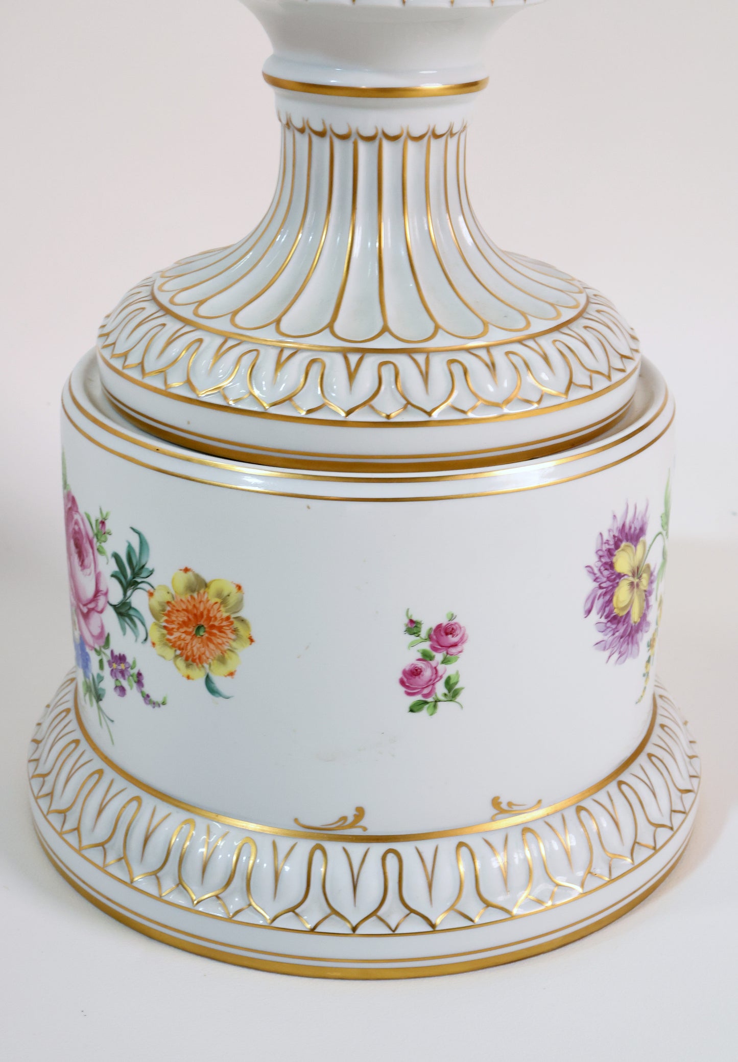 Prunkvase mit Schlangenhenkelvase Manufaktur Dresden