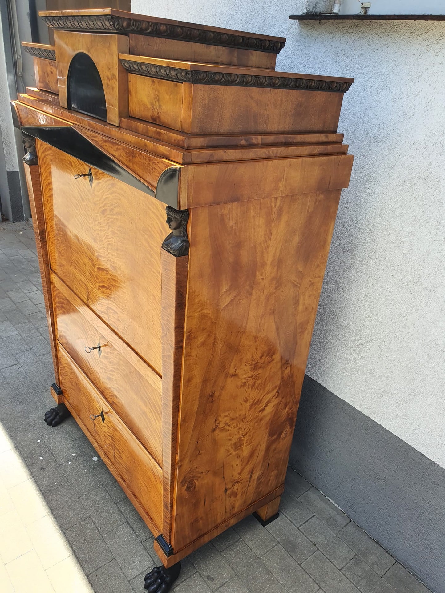 Höfischer Biedermeier Sekretär in Birke um 1815