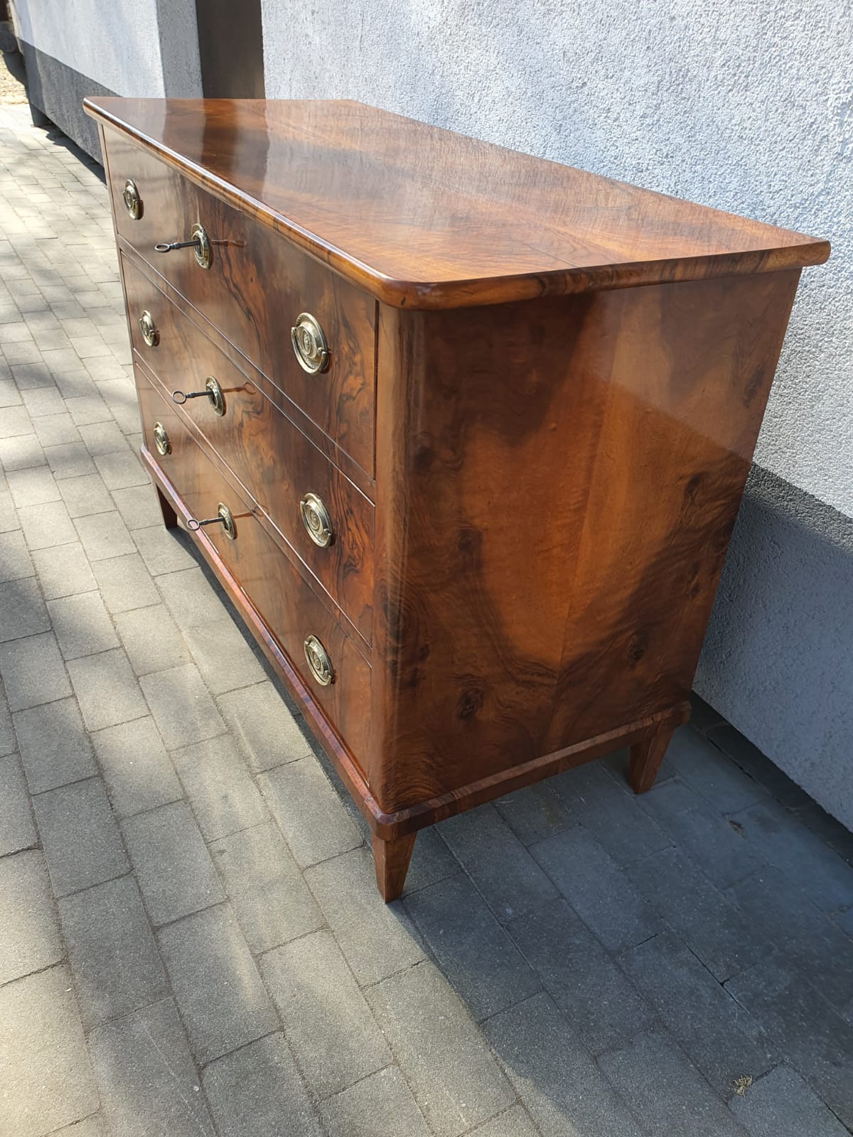 Biedermeierkommode in Nussbaum um 1830