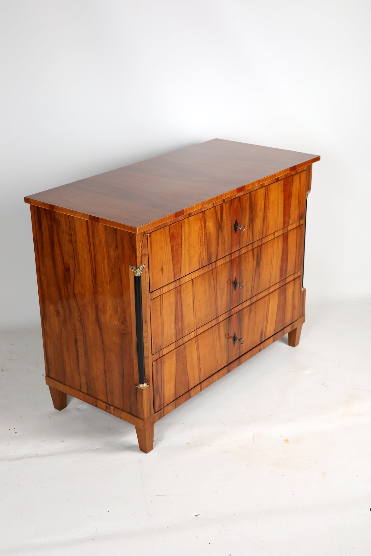 Seltene Biedermeierkommode in Apfel furniert mit Halbsäulen um 1820