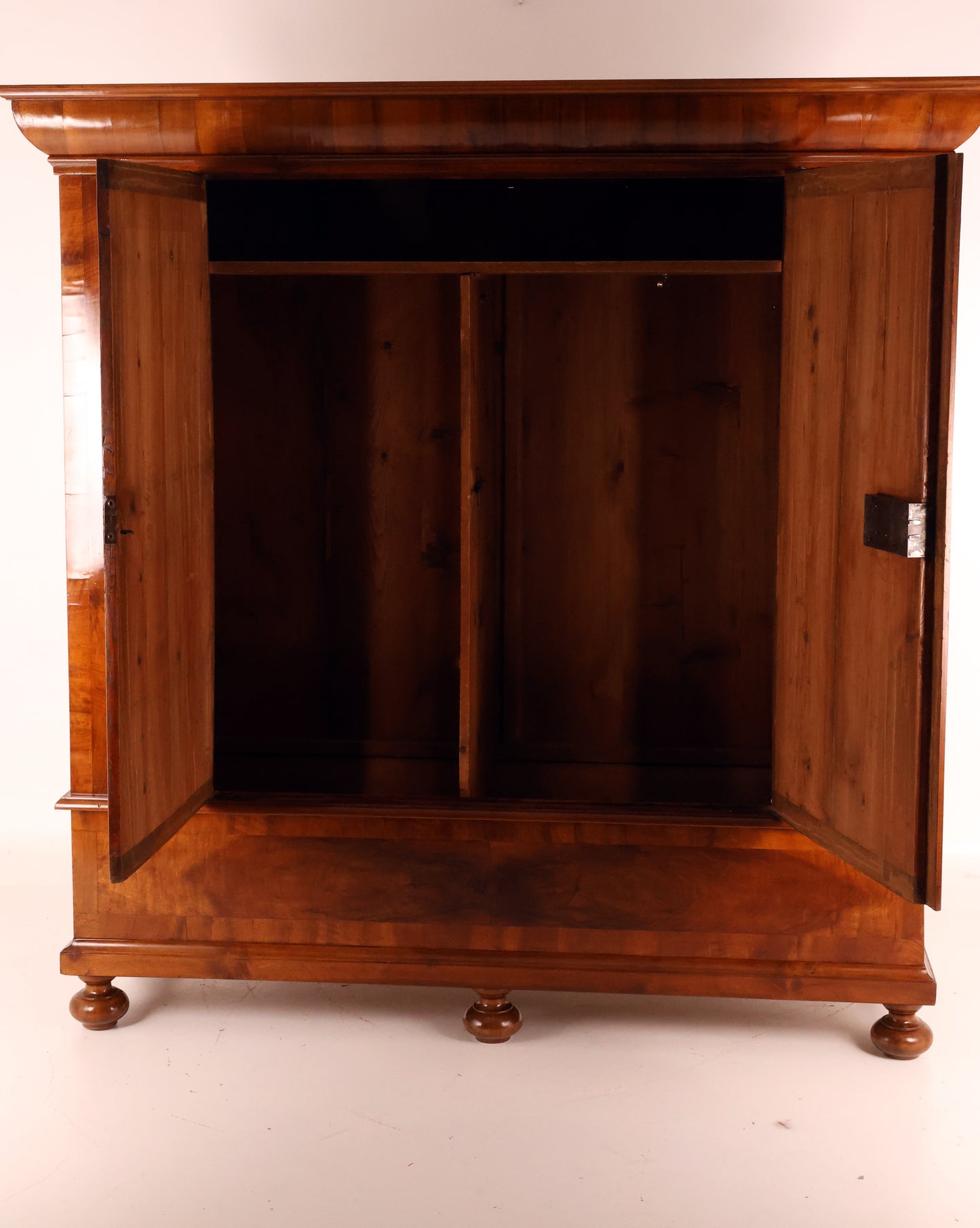 Barocker Dielenschrank in Nussbaum um 1770
