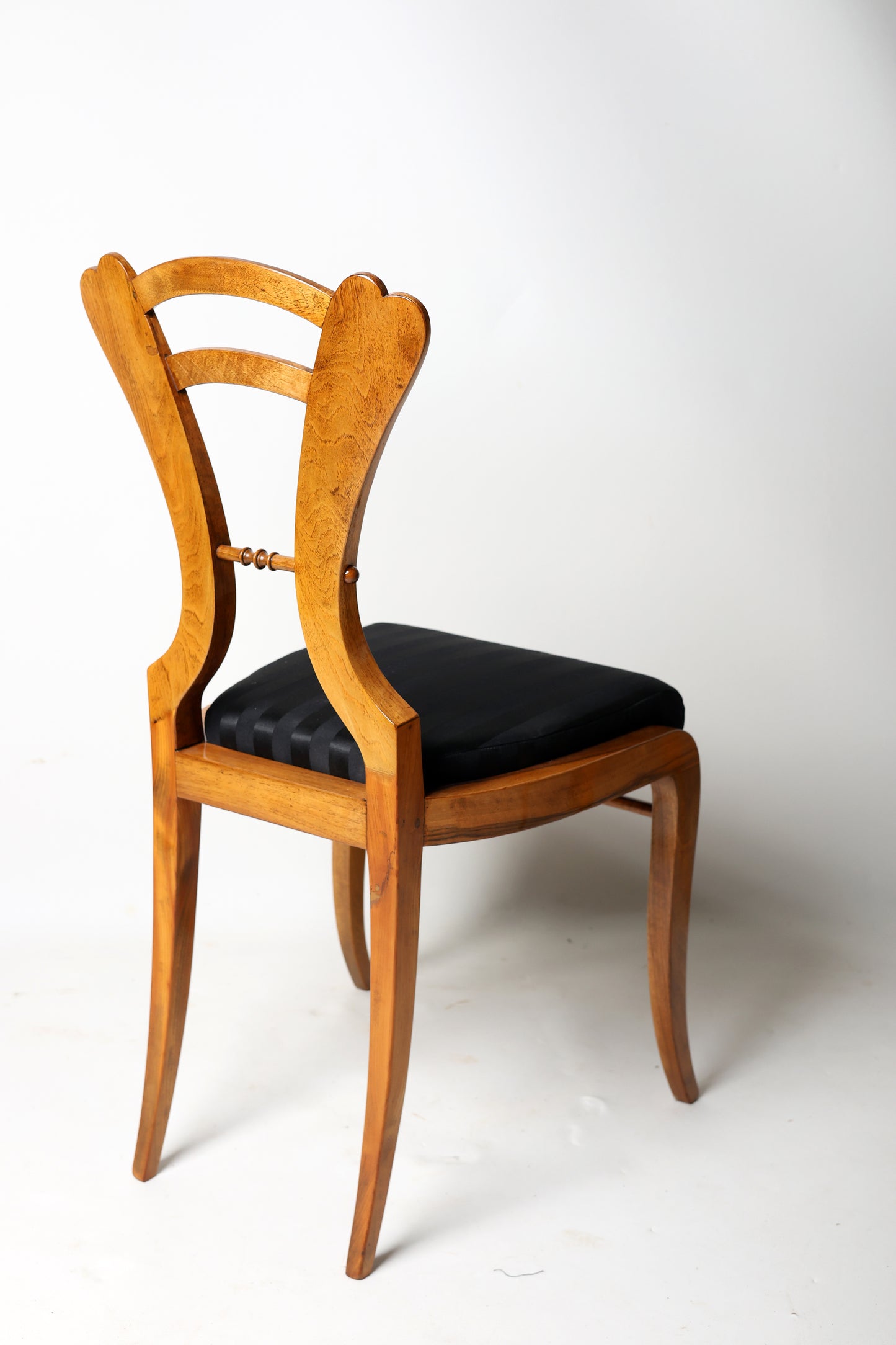 Set Wiener Biedermeierstühle in Nussbaum in der Manier v. J.Danhauser