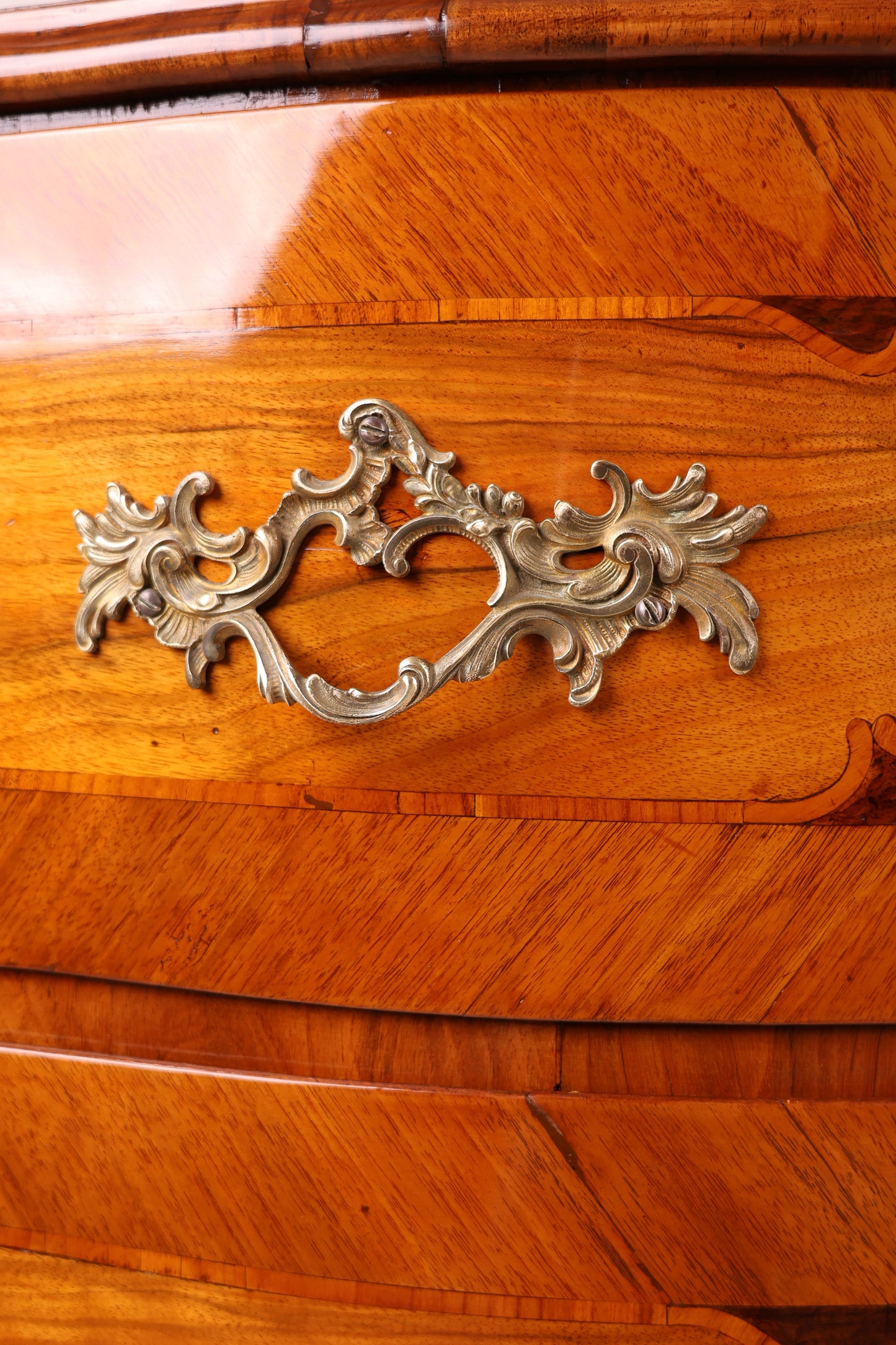 Barockkommode in Nussbaum Ende des 18 . Jh