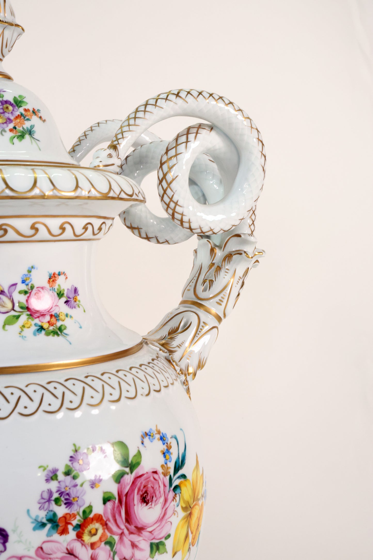 Prunkvase mit Schlangenhenkelvase Manufaktur Dresden