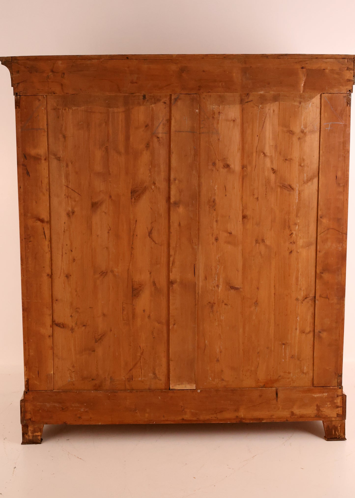 Biedermeier Dielenschrank in Nussbaum um 1820