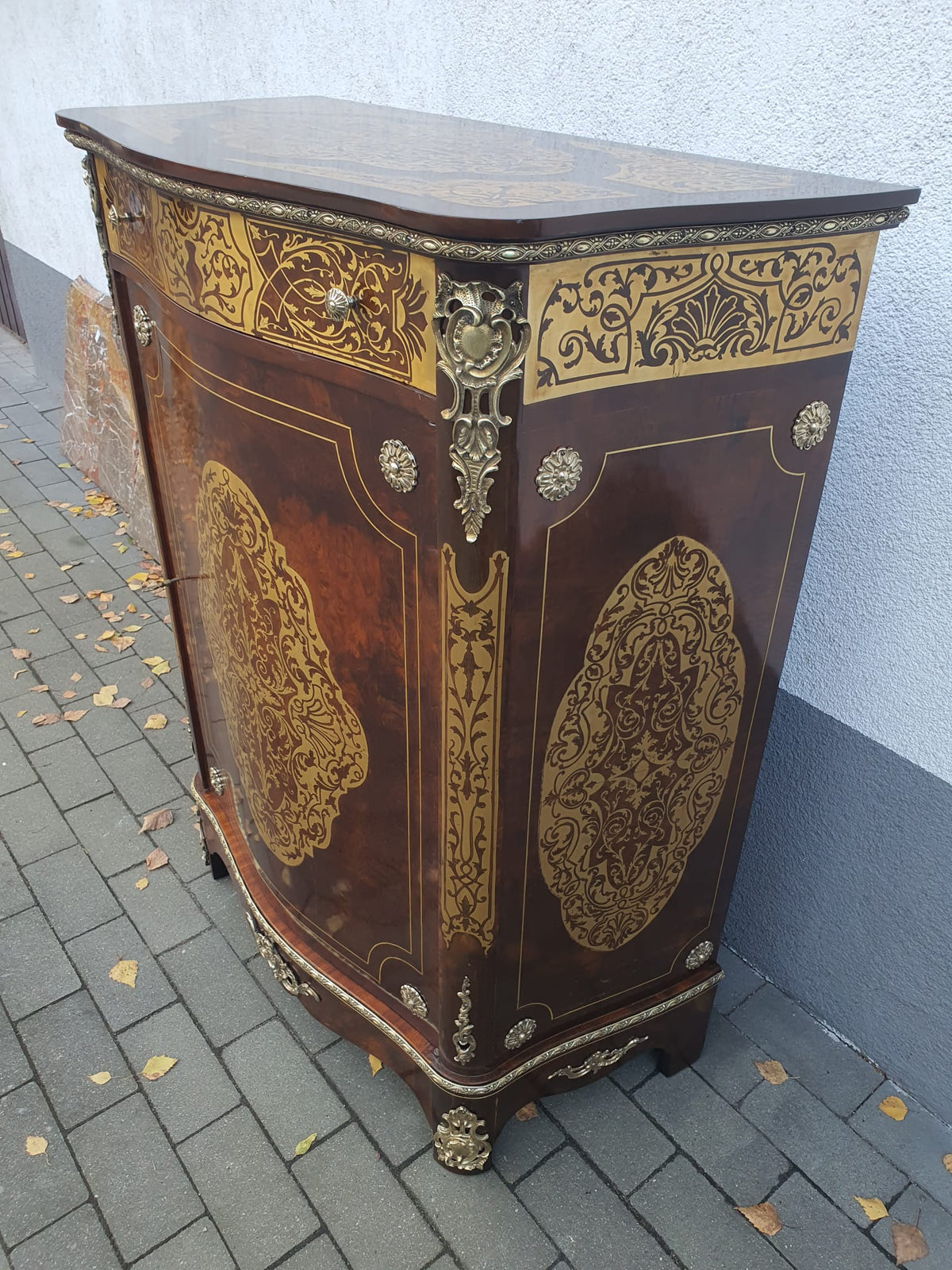 Halbschrank Napoleoen III Nussbaum 1. Hälfte des 20 Jh