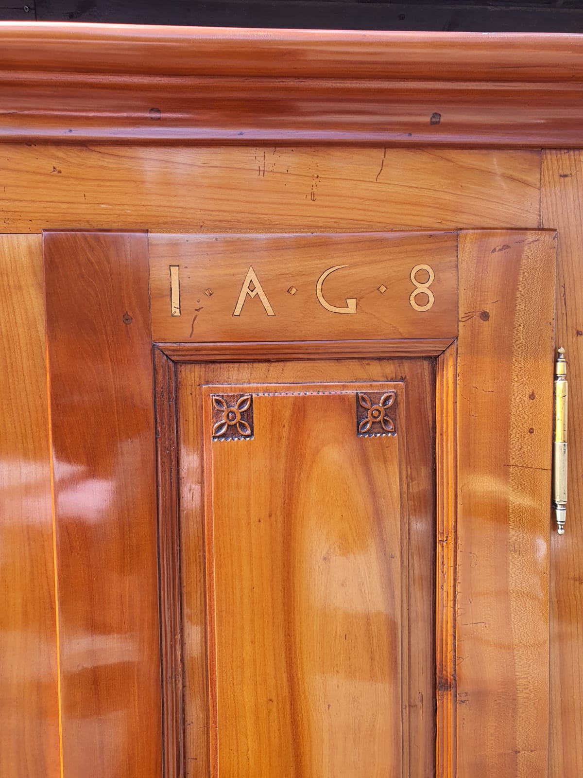 Biedermeier Kleiderschrank in Kirschbaum sign. 1818