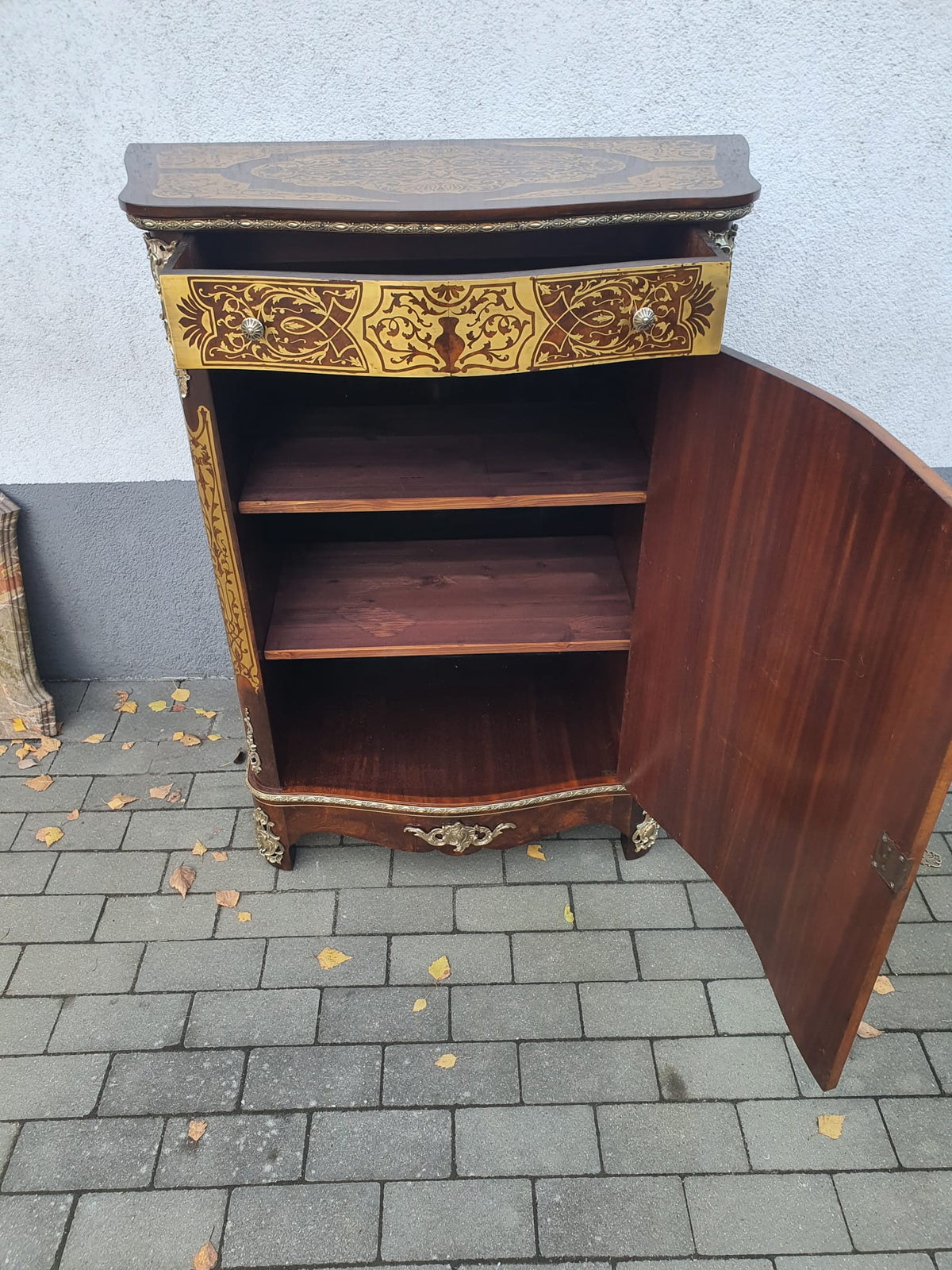 Halbschrank Napoleoen III Nussbaum 1. Hälfte des 20 Jh