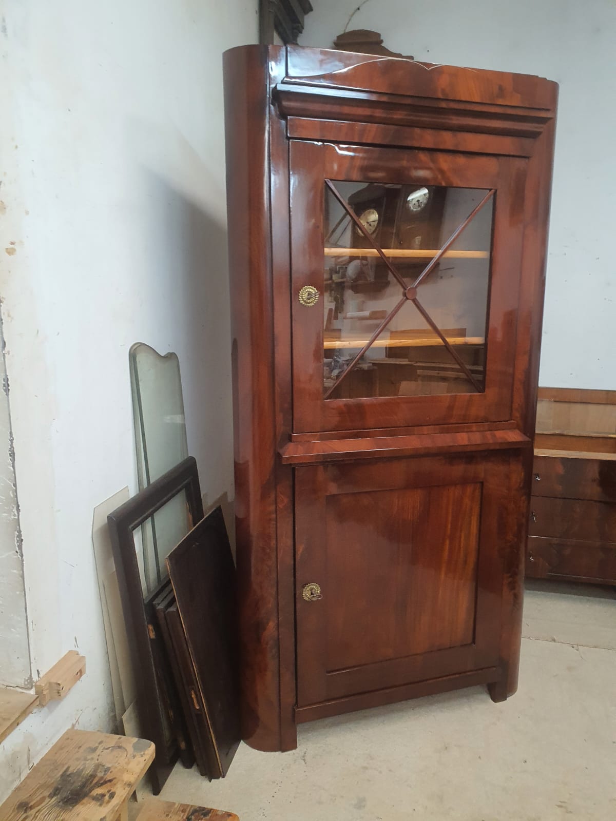 Biedermeier Eckvitrine in Mahagoni um 1830