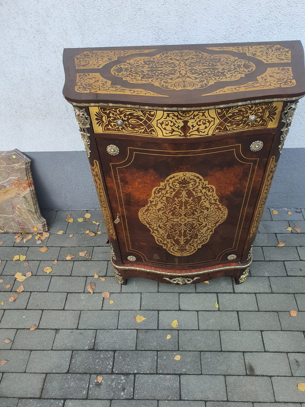 Halbschrank Napoleoen III Nussbaum 1. Hälfte des 20 Jh