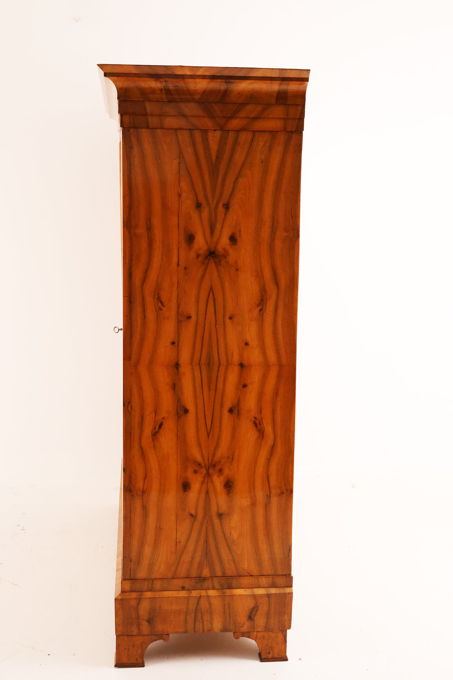 Biedermeier Dielenschrank in Nussbaum um 1820