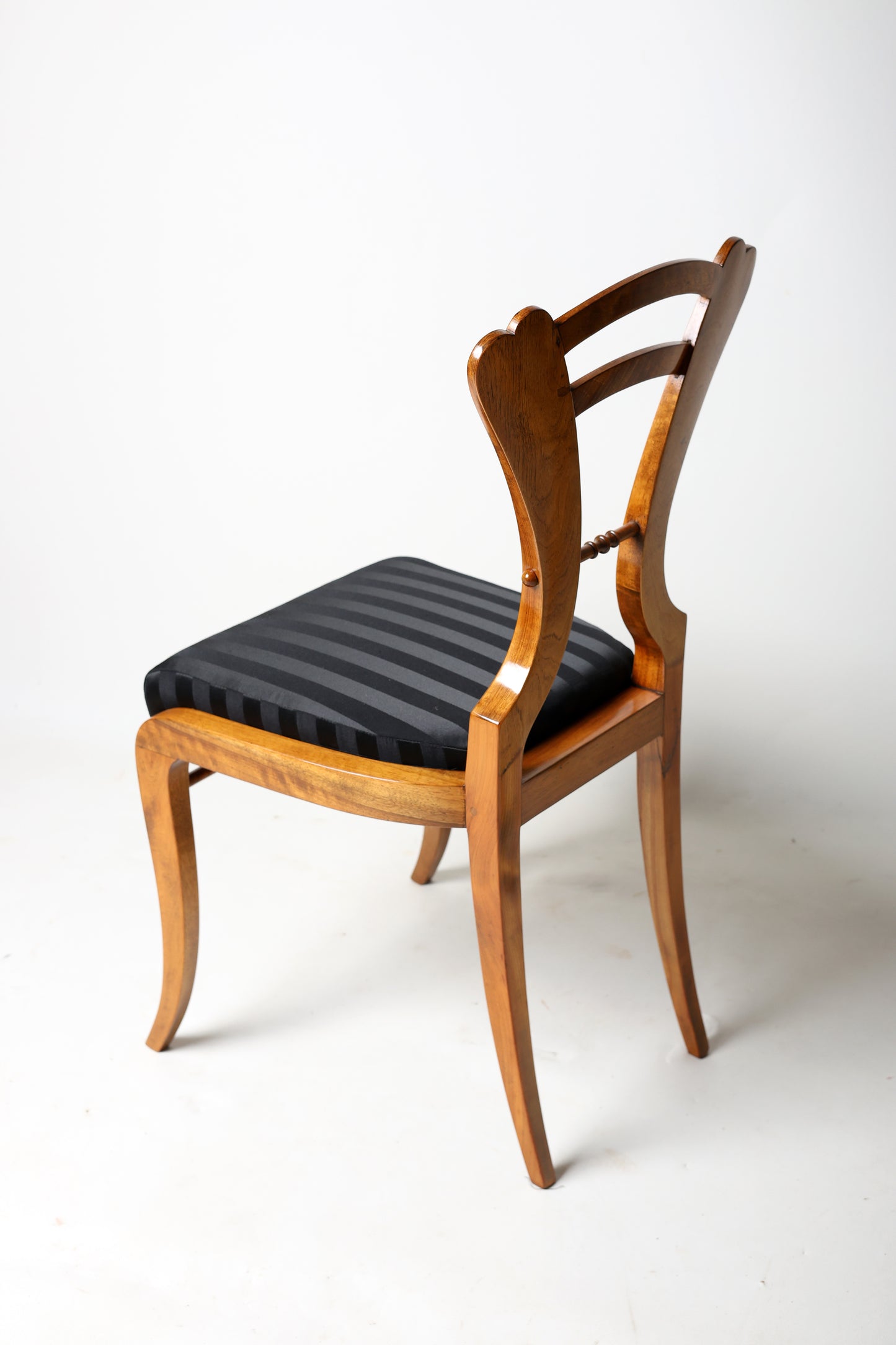 Set Wiener Biedermeierstühle in Nussbaum in der Manier v. J.Danhauser