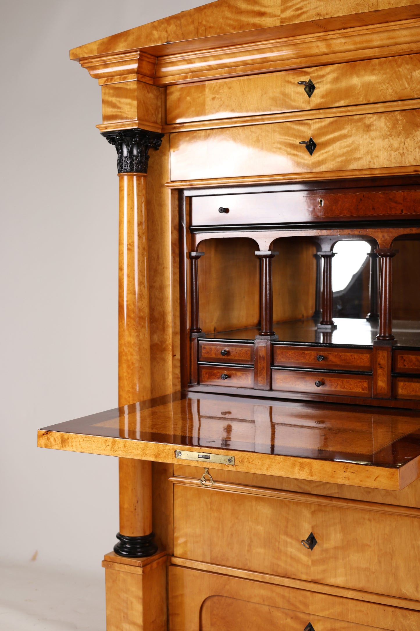 Biedermeier Sekretär mit Vollsäulen in Birke um 1820