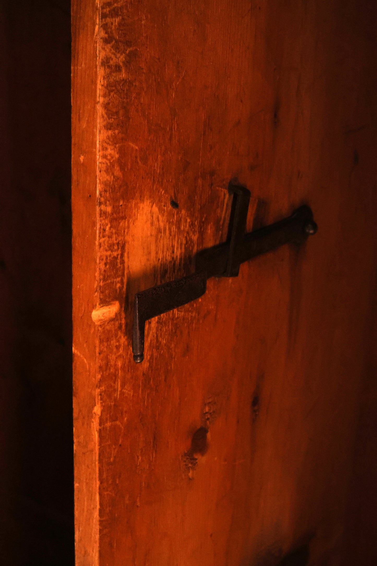 Barocker Dielenschrank in Nussbaum um 1770
