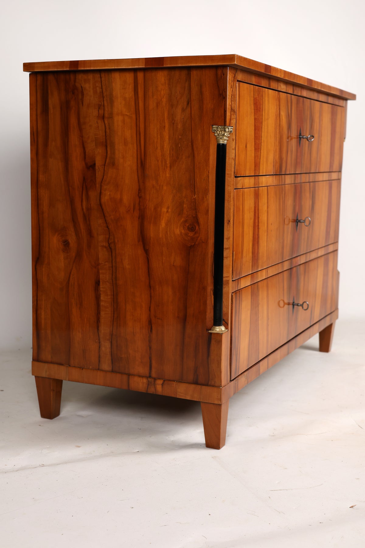 Seltene Biedermeierkommode in Apfel furniert mit Halbsäulen um 1820