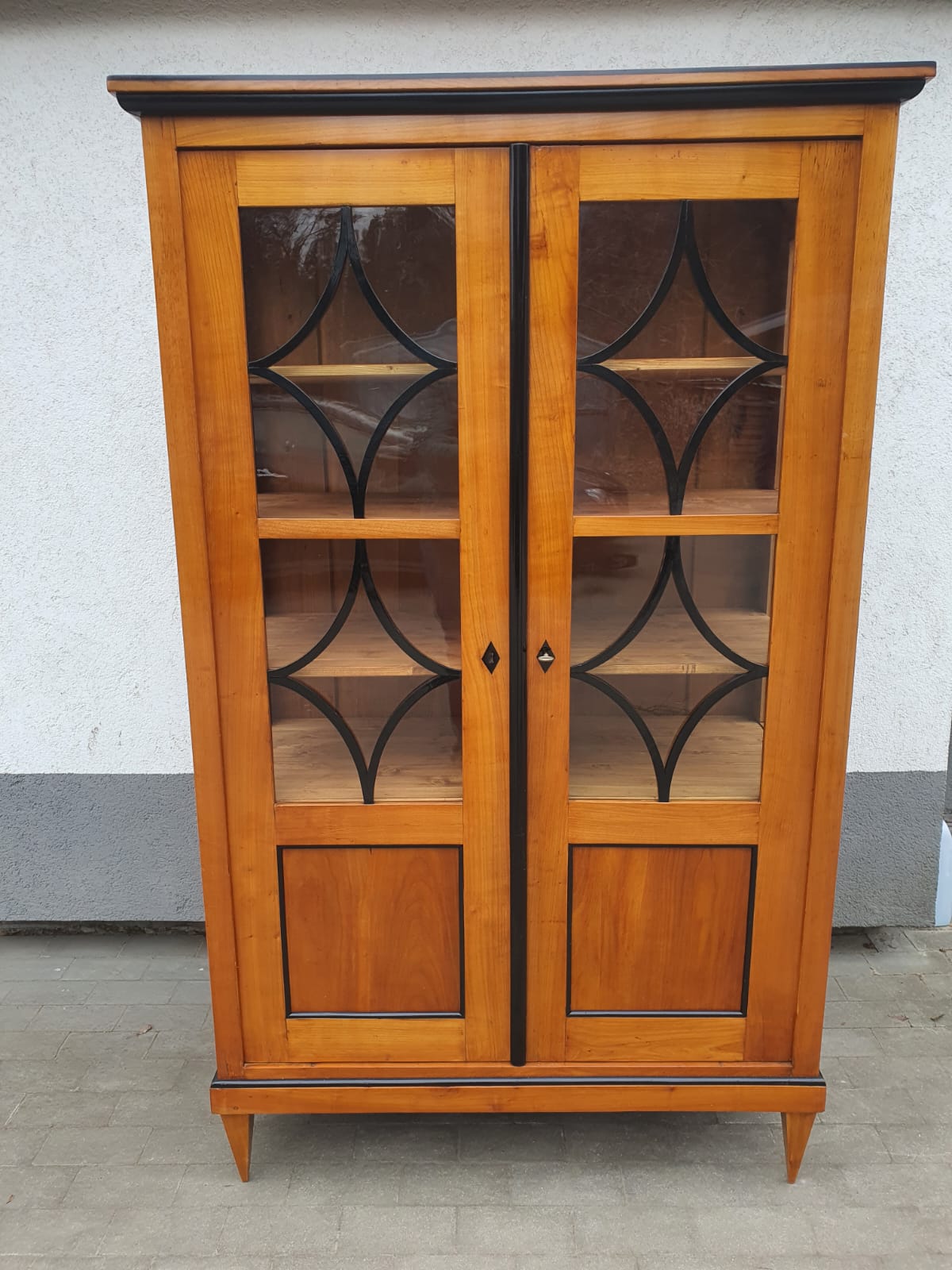 Biedermeier Vitrine in Kirschbaum um 1830