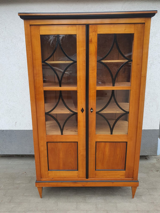 Biedermeier Vitrine in Kirschbaum um 1830