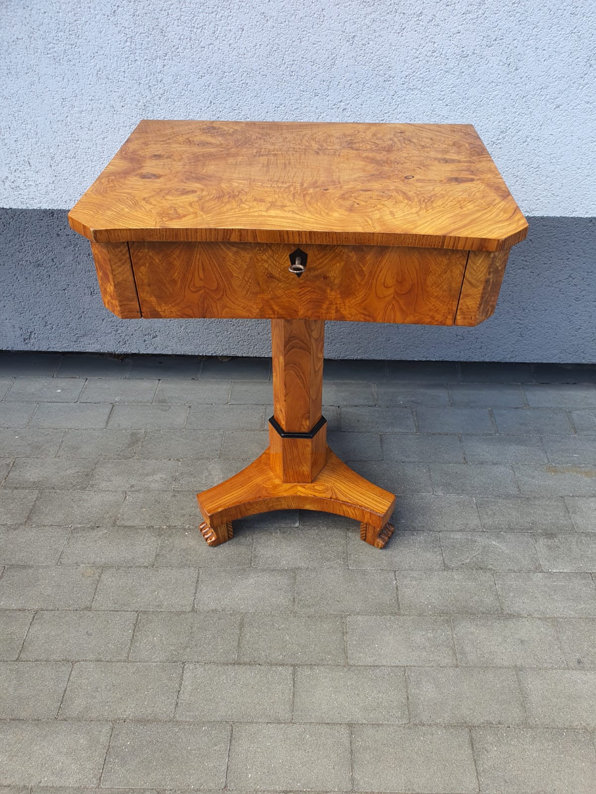 Biedermeier Beistelltisch in Esche um 1820