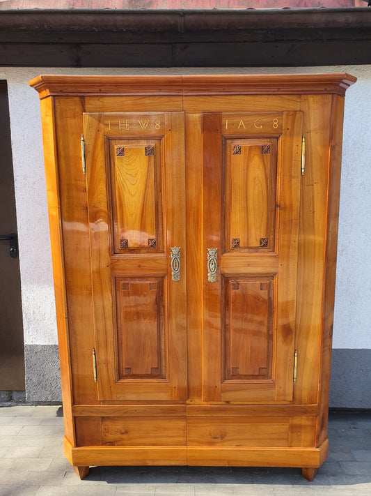 Biedermeier Kleiderschrank in Kirschbaum sign. 1818
