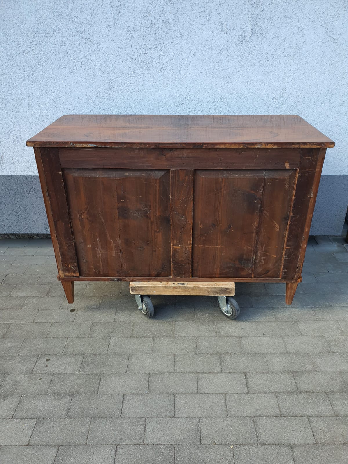 Biedermeierkommode in Nussbaum um 1830