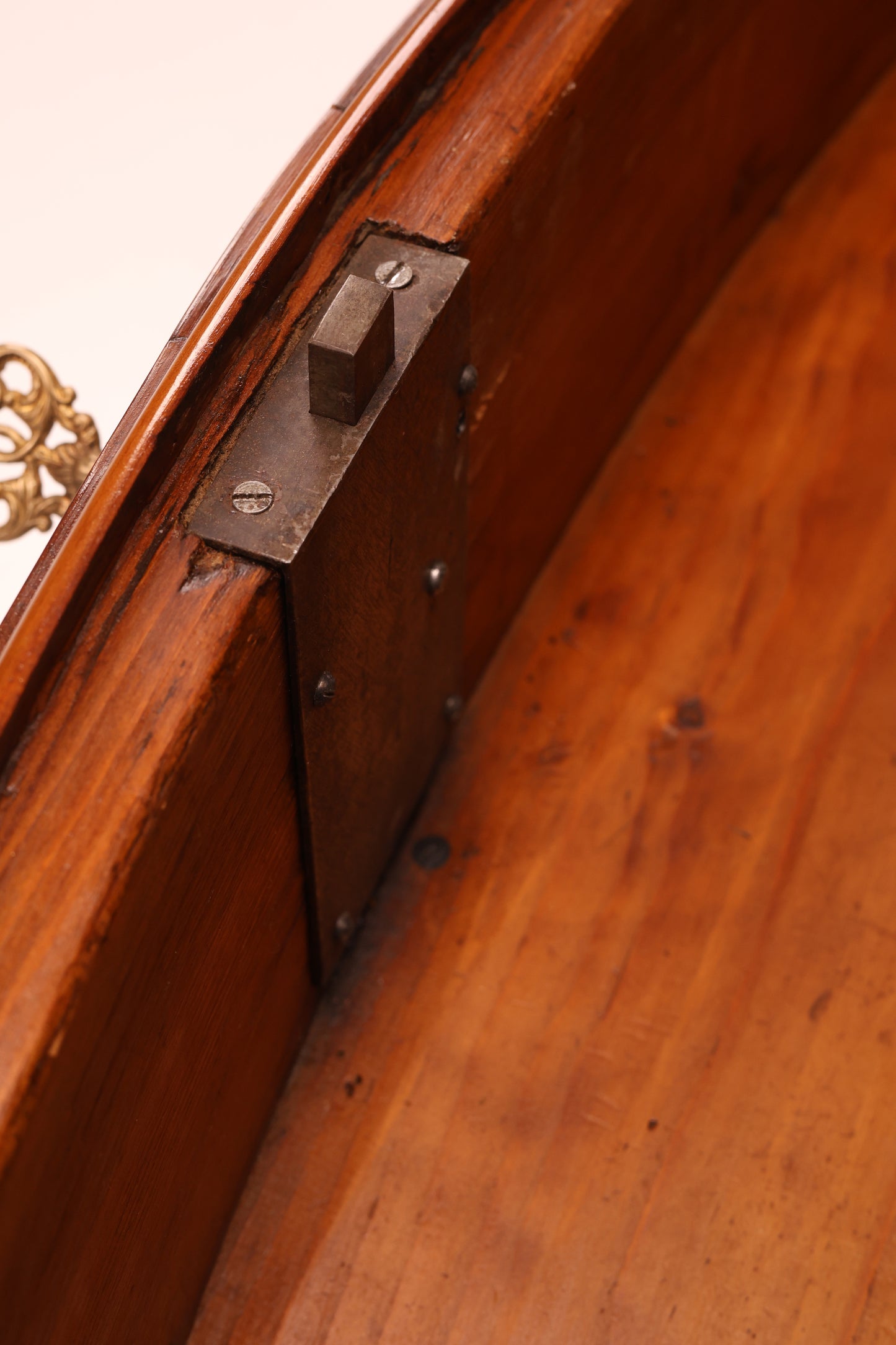 Seltene Louis Seizekommode in Nussbaum intarsiert um 1790