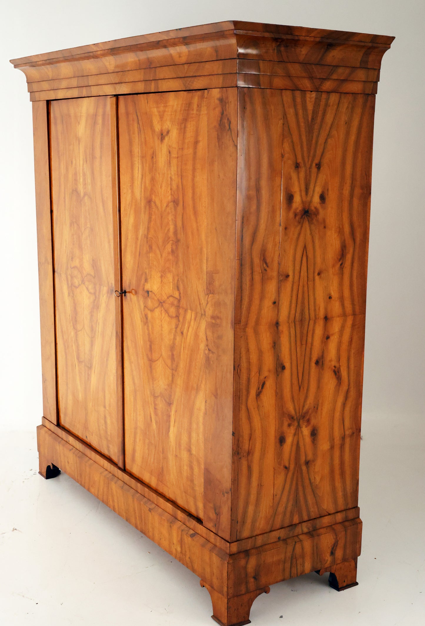 Biedermeier Dielenschrank in Nussbaum um 1820