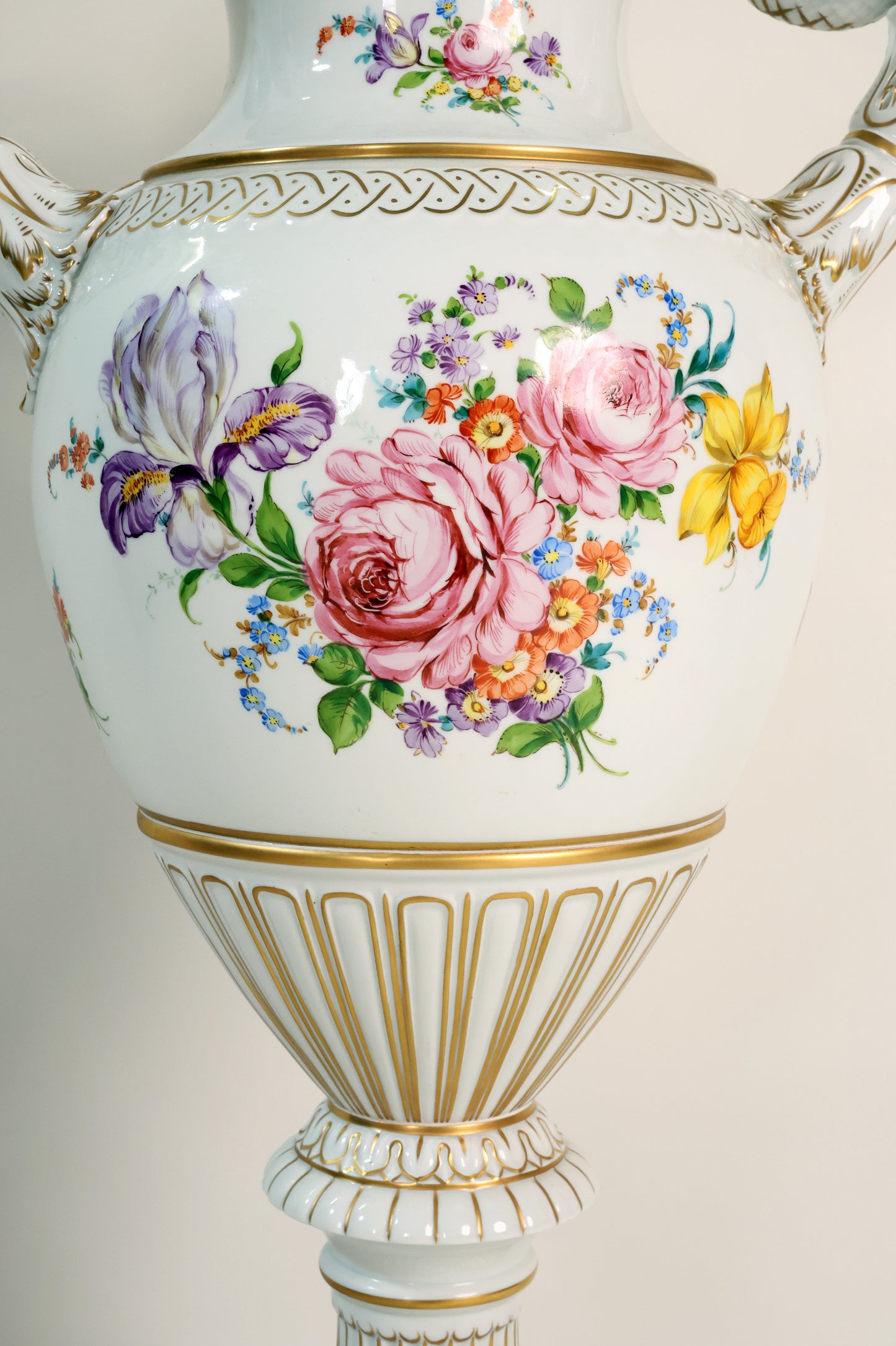 Prunkvase mit Schlangenhenkelvase Manufaktur Dresden