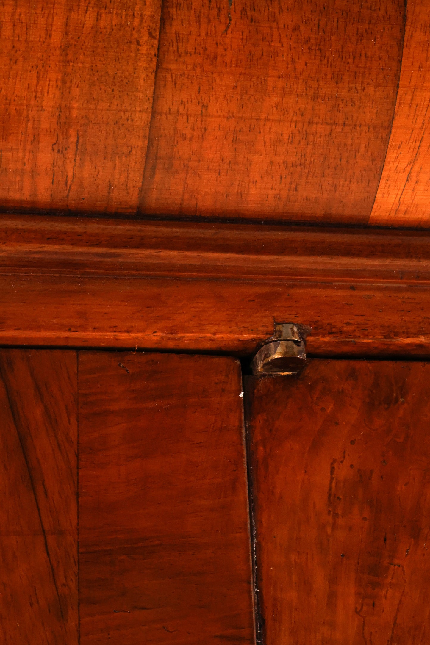 Barocker Dielenschrank in Nussbaum um 1770