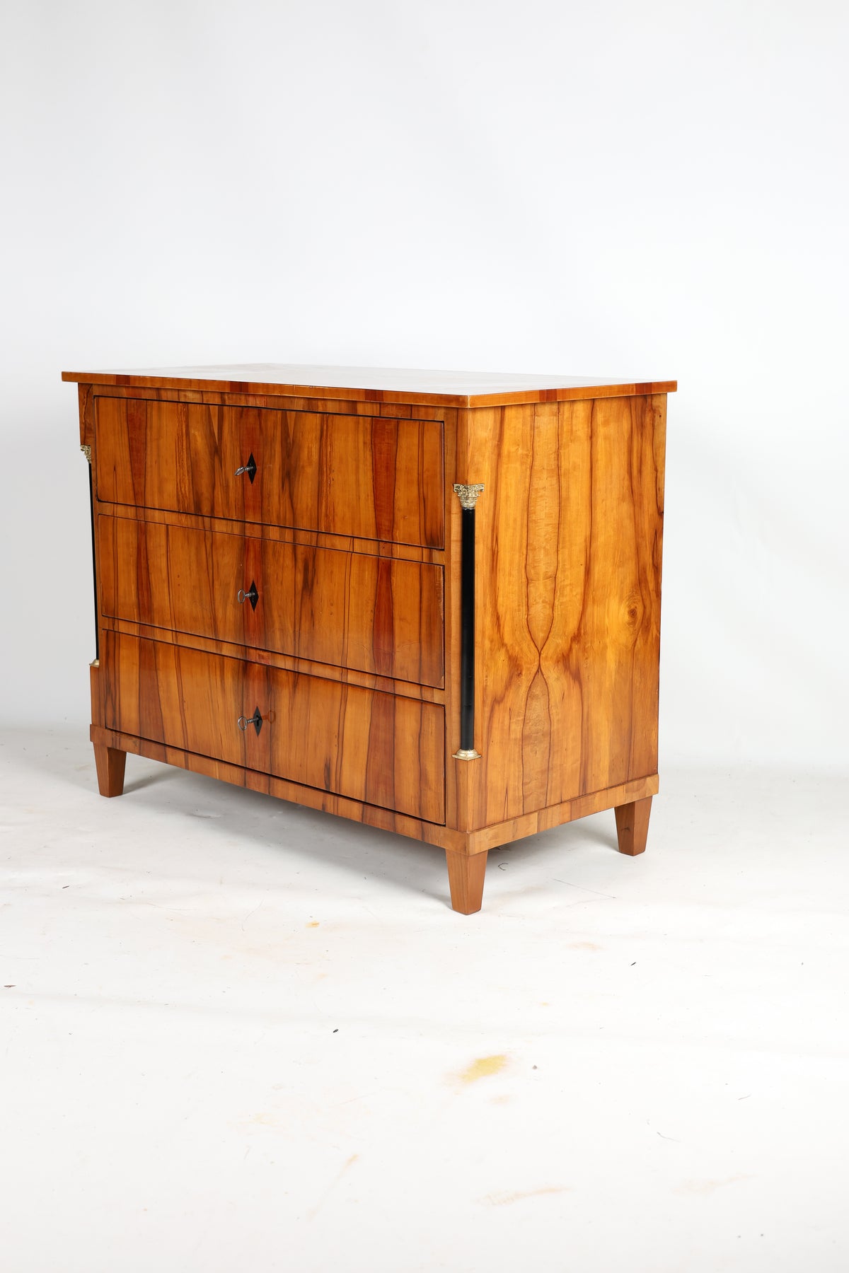 Seltene Biedermeierkommode in Apfel furniert mit Halbsäulen um 1820