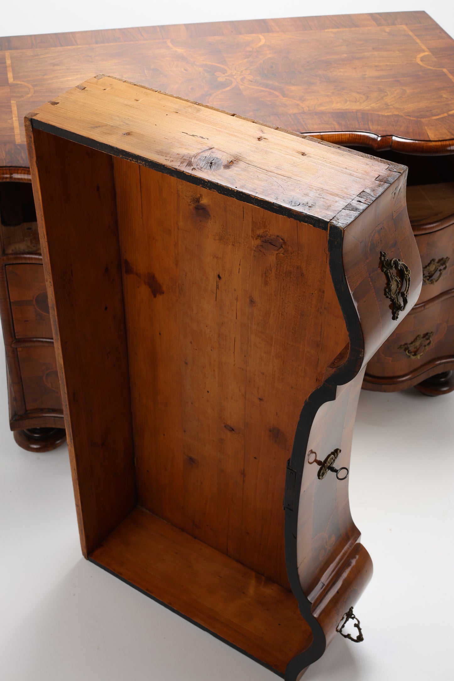 Kleine Barockkommode in Nussbaum um 1760