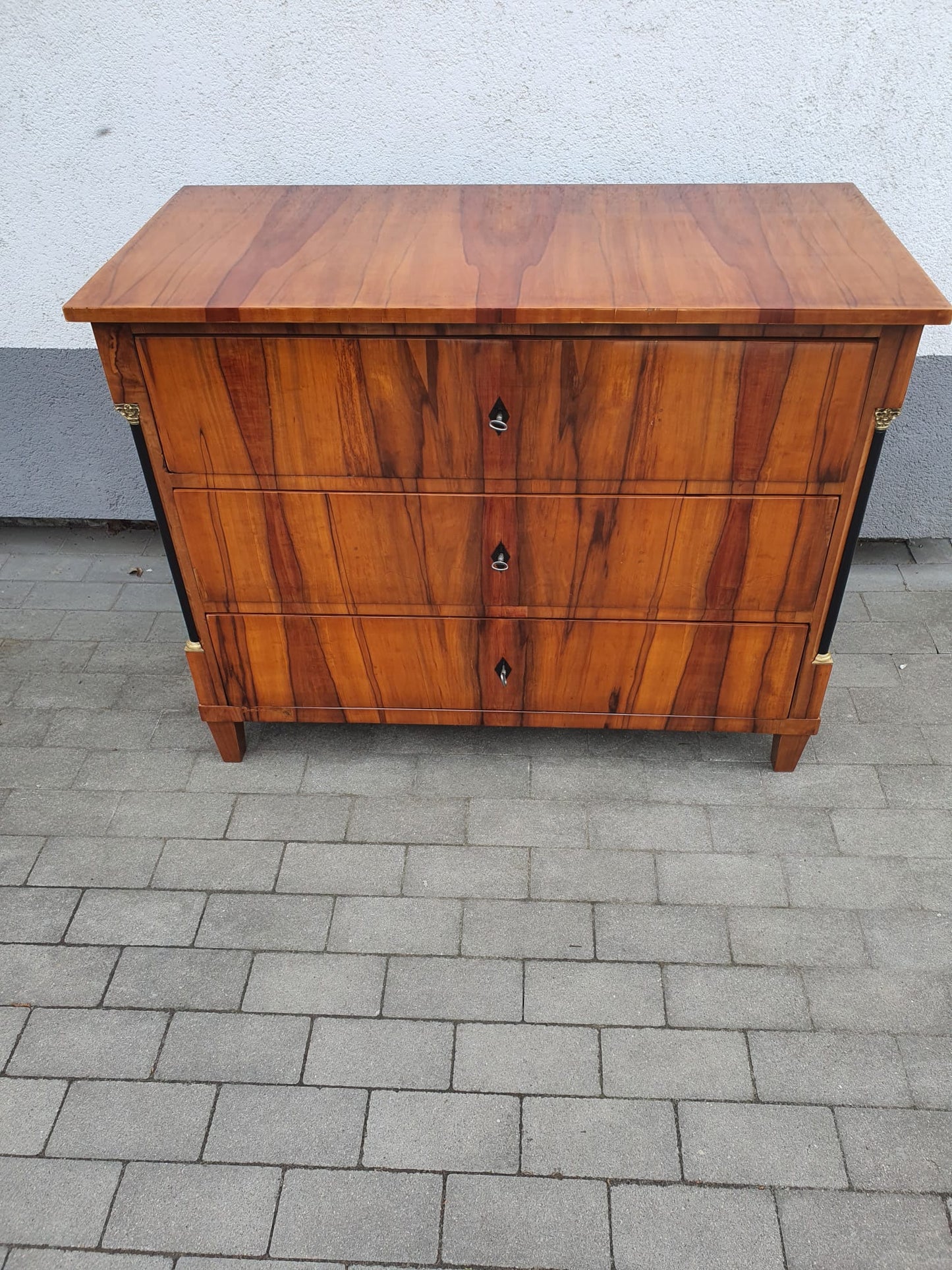 Seltene Biedermeierkommode in Apfel furniert mit Halbsäulen um 1820