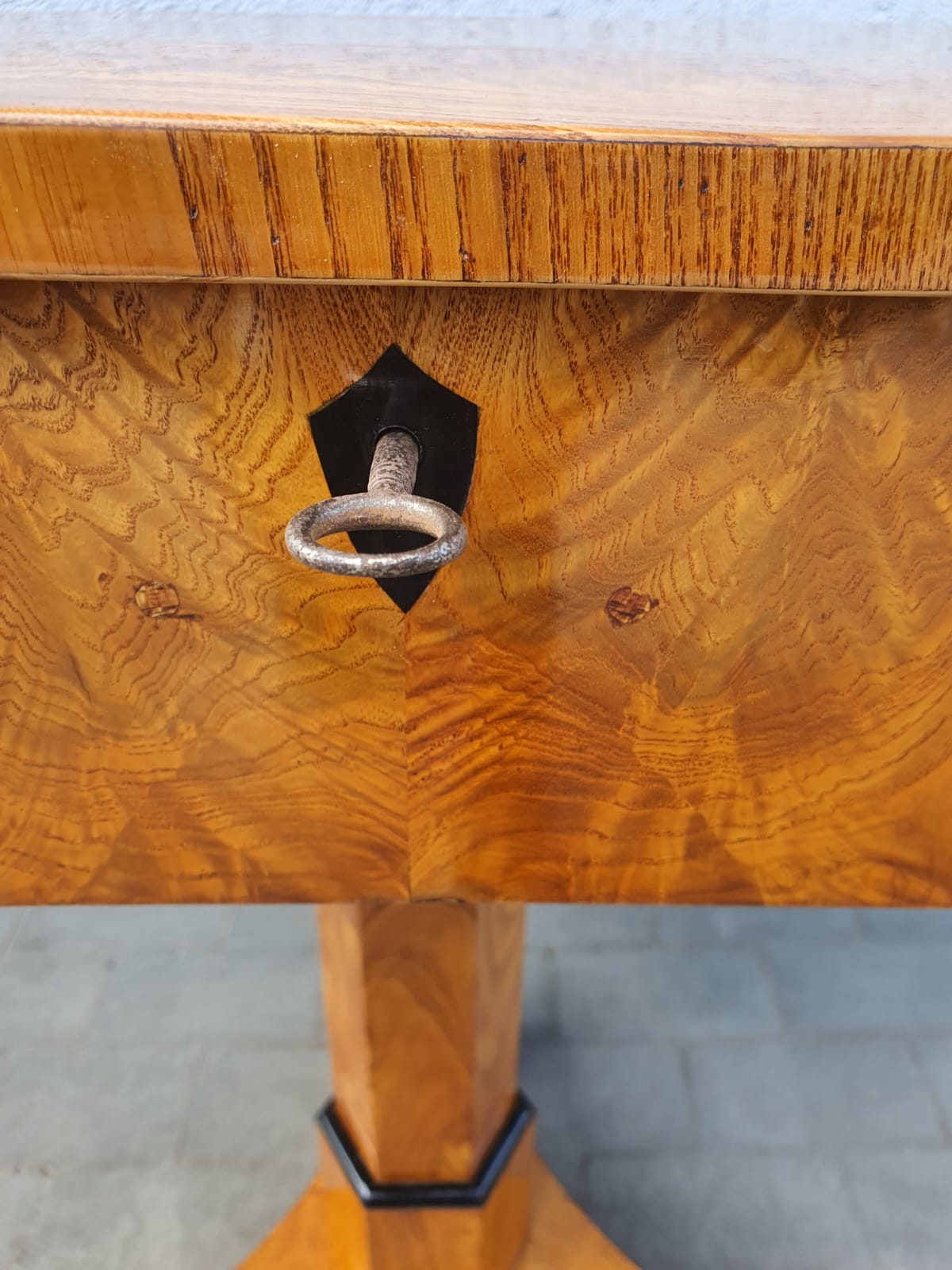 Biedermeier Beistelltisch in Esche um 1820