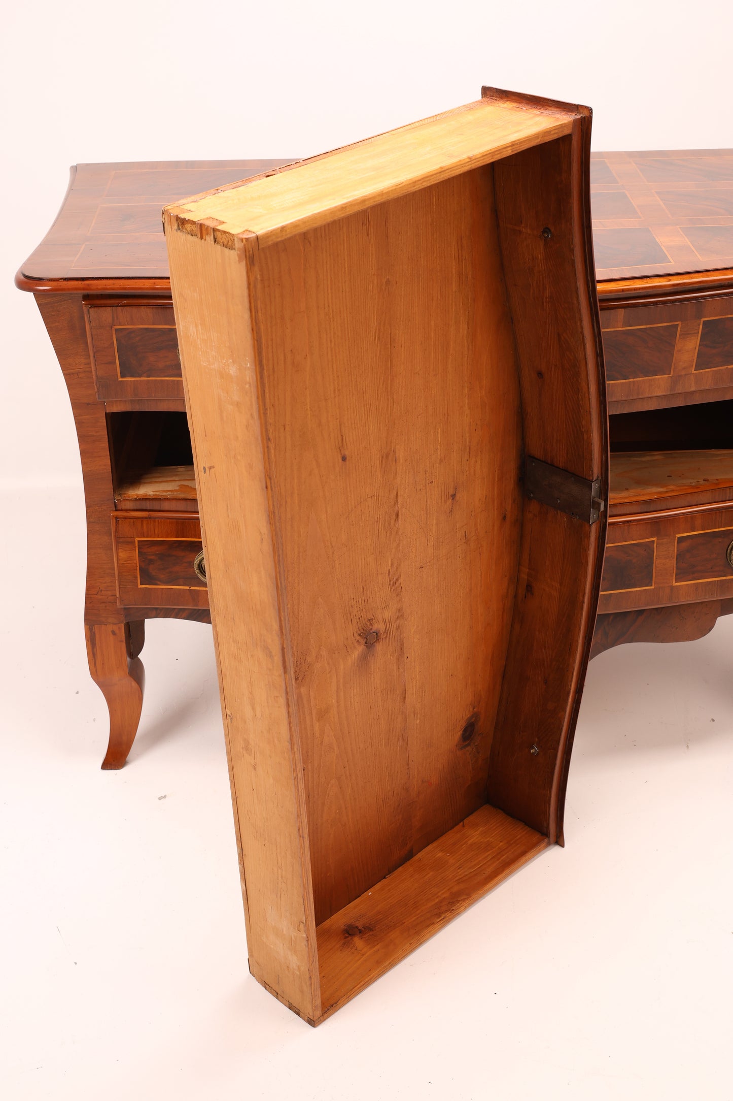 Seltene Louis Seizekommode in Nussbaum intarsiert um 1790