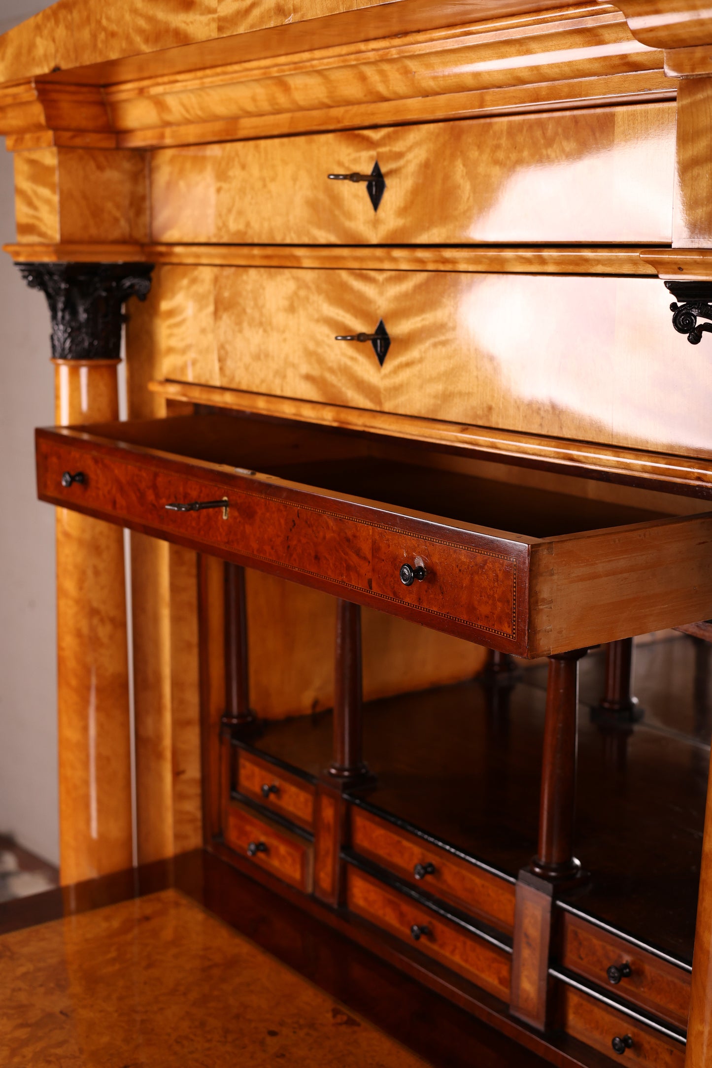 Biedermeier Sekretär mit Vollsäulen in Birke um 1820