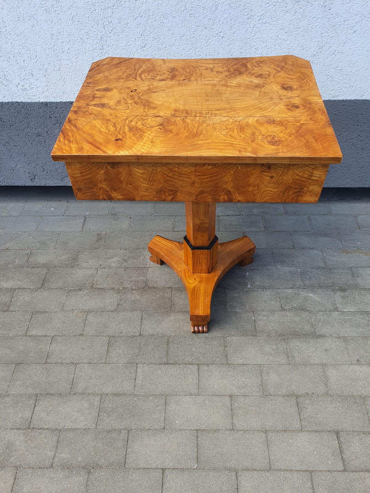 Biedermeier Beistelltisch in Esche um 1820