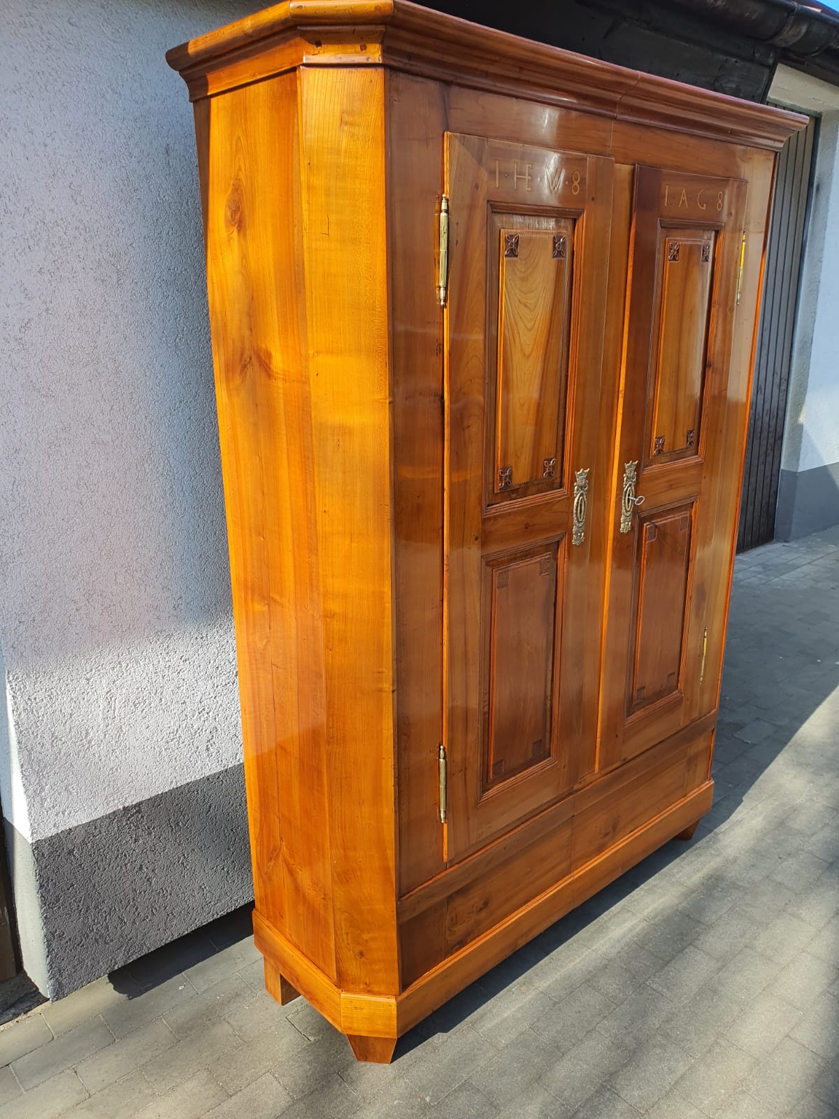Biedermeier Kleiderschrank in Kirschbaum sign. 1818