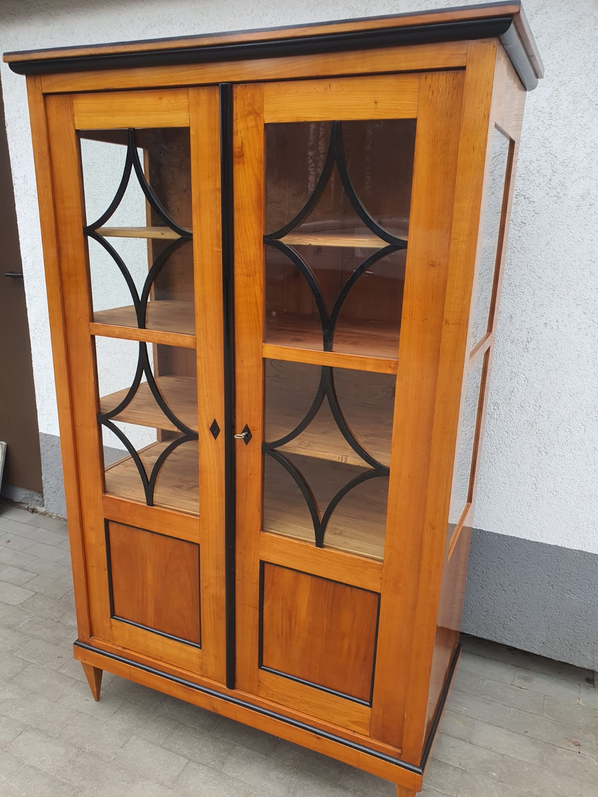 Biedermeier Vitrine in Kirschbaum um 1830