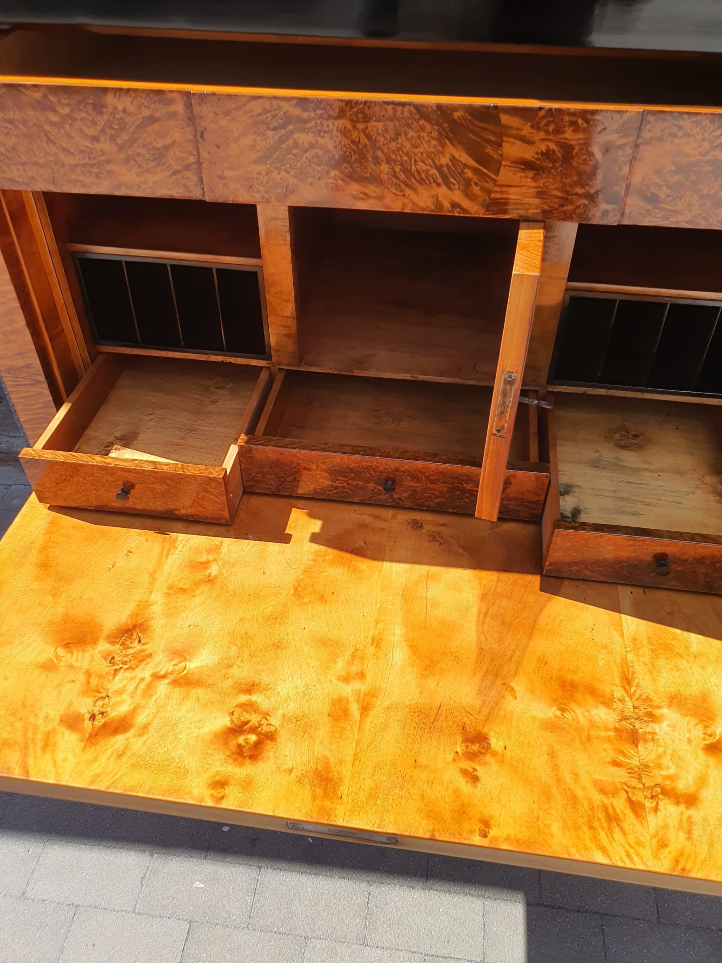 Höfischer Biedermeier Sekretär in Birke um 1815