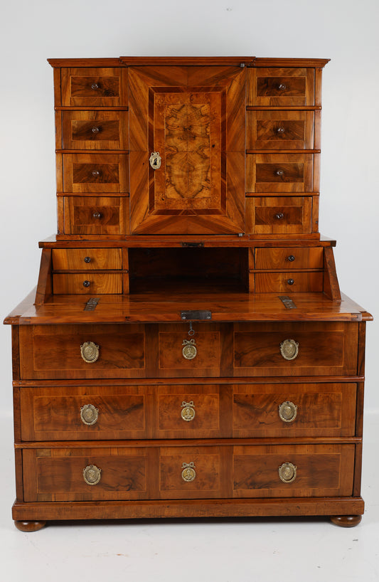 Louis Seize Aufsatzschreibkommode in Nussbaum um 1790