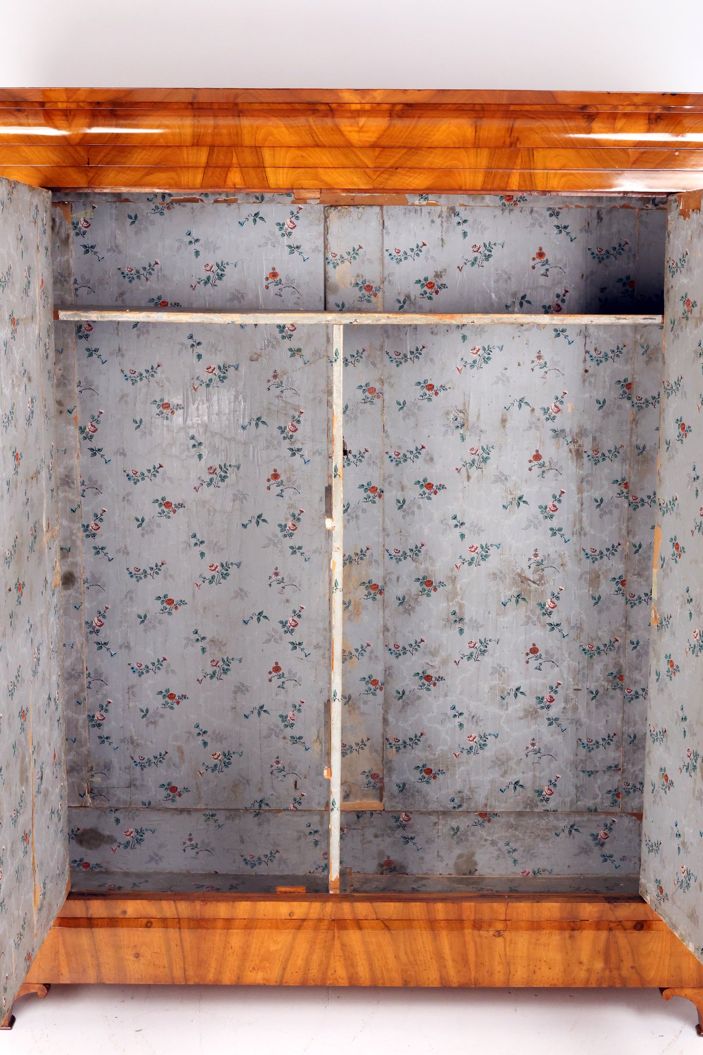 Biedermeier Dielenschrank in Nussbaum um 1820